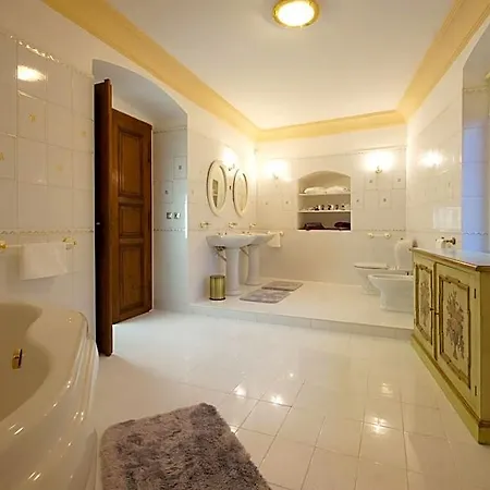 Palace 4*
